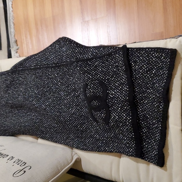 CHANEL XL Scarve - Picture 4 of 7
